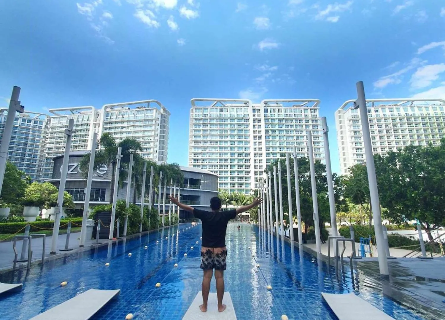 Spacious 1 Bedroom Flat In Azure Residences contacts