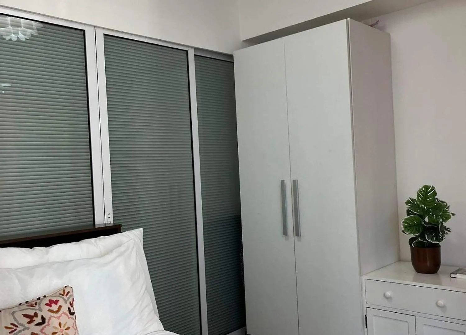 Spacious 1 Bedroom Flat In Azure Residences Manila